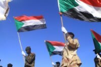 صورة تعبيرية لمجموعة من الصحف العالمية وشاشات الأخبار ترمز لتنوع المواضيع الإخبارية