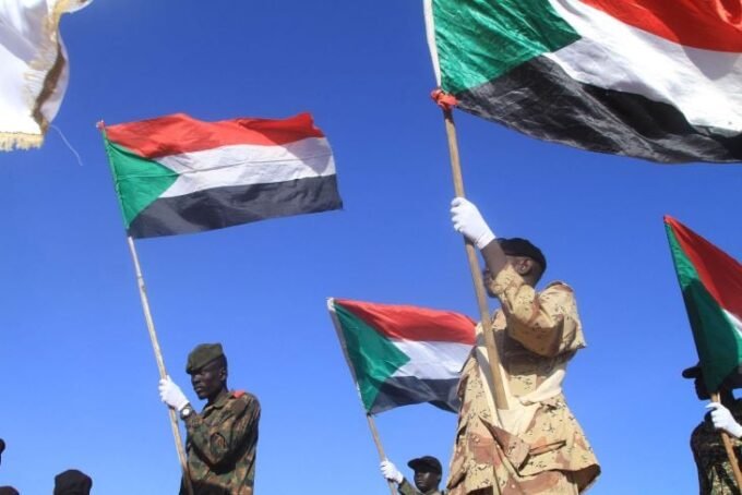 صورة تعبيرية لمجموعة من الصحف العالمية وشاشات الأخبار ترمز لتنوع المواضيع الإخبارية
