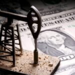 براميل نفط ترمز لارتفاع الأسعار، وخريطة للخليج العربي تشير إلى التوترات الجيوسياسية.