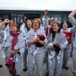 صورة لنشطاء أسطول الصمود يهتفون بشعارات مؤيدة لفلسطين عند وصولهم إلى مطار إسطنبول بعد إجلائهم من إسرائيل.