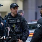 صورة لموقع حادث إطلاق النار قرب البيت الأبيض مع تواجد أمني مكثف وعناصر الشرطة.