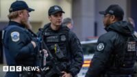 صورة لموقع حادث إطلاق النار قرب البيت الأبيض مع تواجد أمني مكثف وعناصر الشرطة.