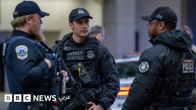 صورة لموقع حادث إطلاق النار قرب البيت الأبيض مع تواجد أمني مكثف وعناصر الشرطة.