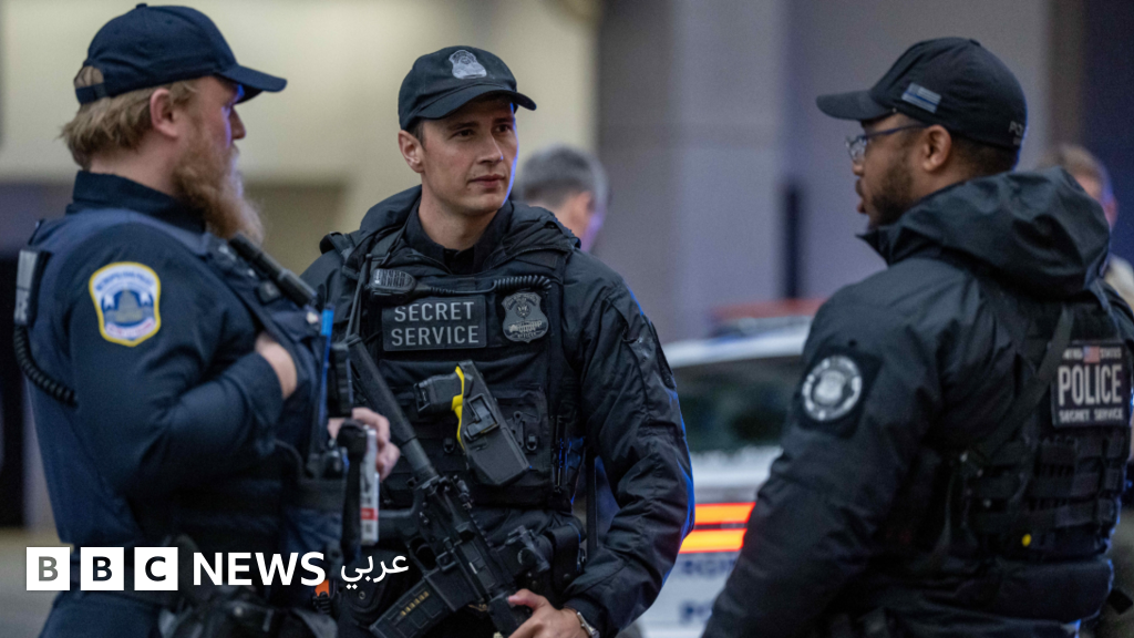 صورة لموقع حادث إطلاق النار قرب البيت الأبيض مع تواجد أمني مكثف وعناصر الشرطة.