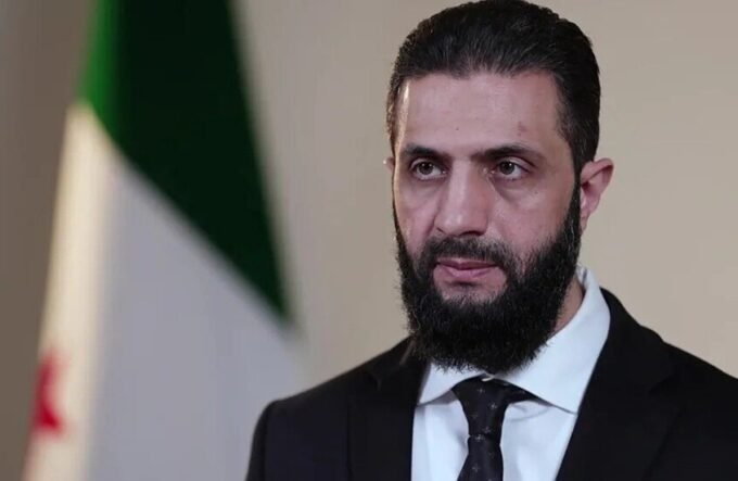 صورة للرئيس السوري أحمد الشرع، محور القلق الإسرائيلي بشأن إعادة بناء الجيش.