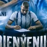 صورة للاعب كرة القدم الجزائري إسلام سليماني مع شعار نادي اتحاد طنجة في الخلفية