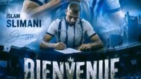صورة للاعب كرة القدم الجزائري إسلام سليماني مع شعار نادي اتحاد طنجة في الخلفية