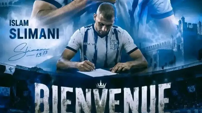 صورة للاعب كرة القدم الجزائري إسلام سليماني مع شعار نادي اتحاد طنجة في الخلفية