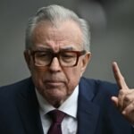 حاكم ولاية سينالوا روبن روتشا مويا يتحدث بعد مراسم تنصيب الرئيسة المكسيكية الجديدة كلوديا شينباوم