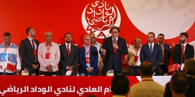 أعضاء المكتب المديري لنادي الوداد الرياضي خلال اجتماع