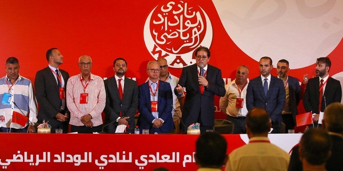 أعضاء المكتب المديري لنادي الوداد الرياضي خلال اجتماع
