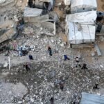 صورة تظهر آثار الدمار بعد غارة جوية في قطاع غزة، مع تواجد فرق الإسعاف