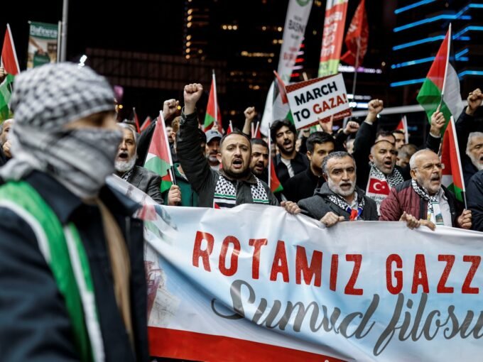 صورة لأسطول مساعدات إنسانية في عرض البحر