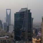 منظر عام لمدينة الرياض في الساعات الأولى من المساء، يظهر الأفق العمراني الحديث للمدينة كرمز للنمو الاقتصادي في المنطقة.