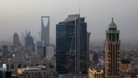 منظر عام لمدينة الرياض في الساعات الأولى من المساء، يظهر الأفق العمراني الحديث للمدينة كرمز للنمو الاقتصادي في المنطقة.