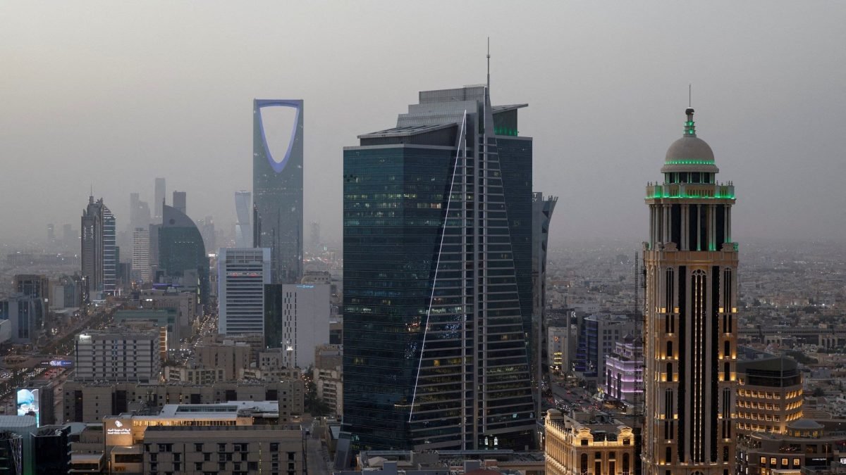 منظر عام لمدينة الرياض في الساعات الأولى من المساء، يظهر الأفق العمراني الحديث للمدينة كرمز للنمو الاقتصادي في المنطقة.