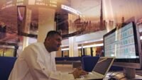 خريطة دول الخليج العربي مع التركيز على مضيق هرمز، تظهر حركة السفن التجارية وناقلات النفط.