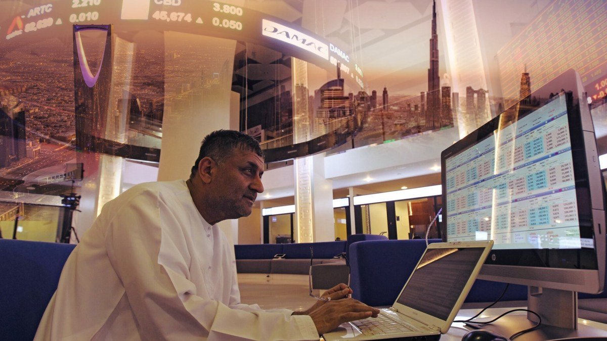 خريطة دول الخليج العربي مع التركيز على مضيق هرمز، تظهر حركة السفن التجارية وناقلات النفط.