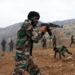 صورة تظهر مقرات أحزاب كردية في منطقة جبلية بإقليم كردستان العراق، مع تصاعد دخان في الأفق، في إشارة إلى الهجمات الإيرانية.