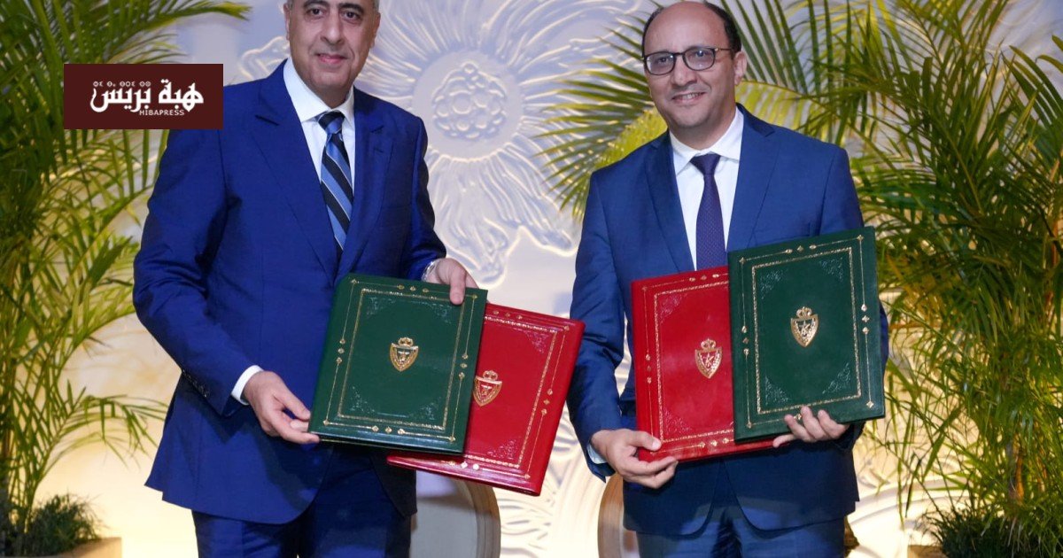 صورة لمسؤولين من المديرية العامة للأمن الوطني ومؤسسة وسيط المملكة يوقعون اتفاقية تعاون في الرباط.