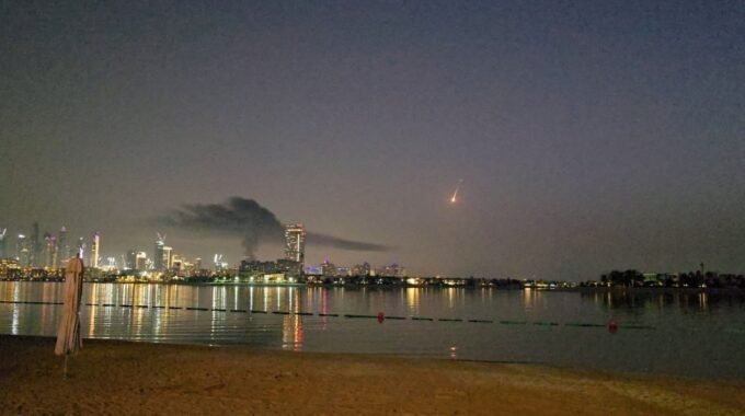 صورة لدخان يتصاعد فوق فندق في نخلة جميرا بدبي، يظهر أثر هجوم مسيّر، في سياق التوترات الإقليمية.