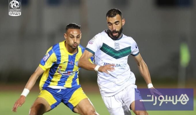 صورة للاعبي فريقي نهضة الزمامرة وأولمبيك الدشيرة خلال مباراتهما في البطولة الاحترافية.