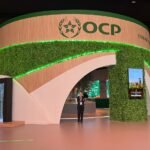 صورة تظهر ممثلين عن البنك الإفريقي للتنمية ومجموعة OCP يوقعون اتفاقية التمويل الأخضر في الرباط.