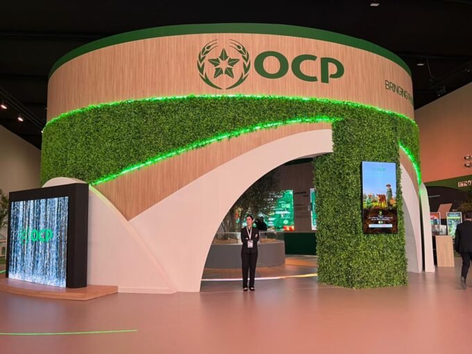 صورة تظهر ممثلين عن البنك الإفريقي للتنمية ومجموعة OCP يوقعون اتفاقية التمويل الأخضر في الرباط.