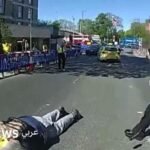 صورة تظهر لحظة توقيف رجل من قبل الشرطة في غولدرز غرين شمال غرب لندن بعد حادث طعن.