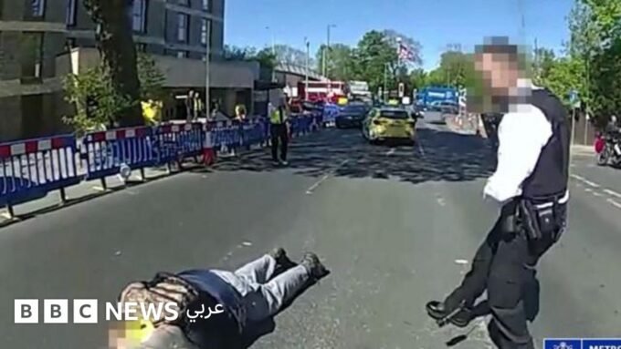 صورة تظهر لحظة توقيف رجل من قبل الشرطة في غولدرز غرين شمال غرب لندن بعد حادث طعن.