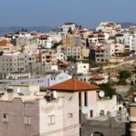 نظرة عامة على مدينة سخنين ذات الأغلبية الفلسطينية في إسرائيل، تظهر التحديات المجتمعية.