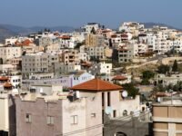 نظرة عامة على مدينة سخنين ذات الأغلبية الفلسطينية في إسرائيل، تظهر التحديات المجتمعية.