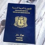 صورة لجواز سفر سوري يرمز لتحديات السفر والقيود المفروضة على حرية التنقل