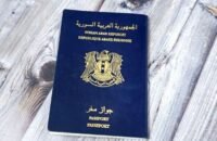 صورة لجواز سفر سوري يرمز لتحديات السفر والقيود المفروضة على حرية التنقل