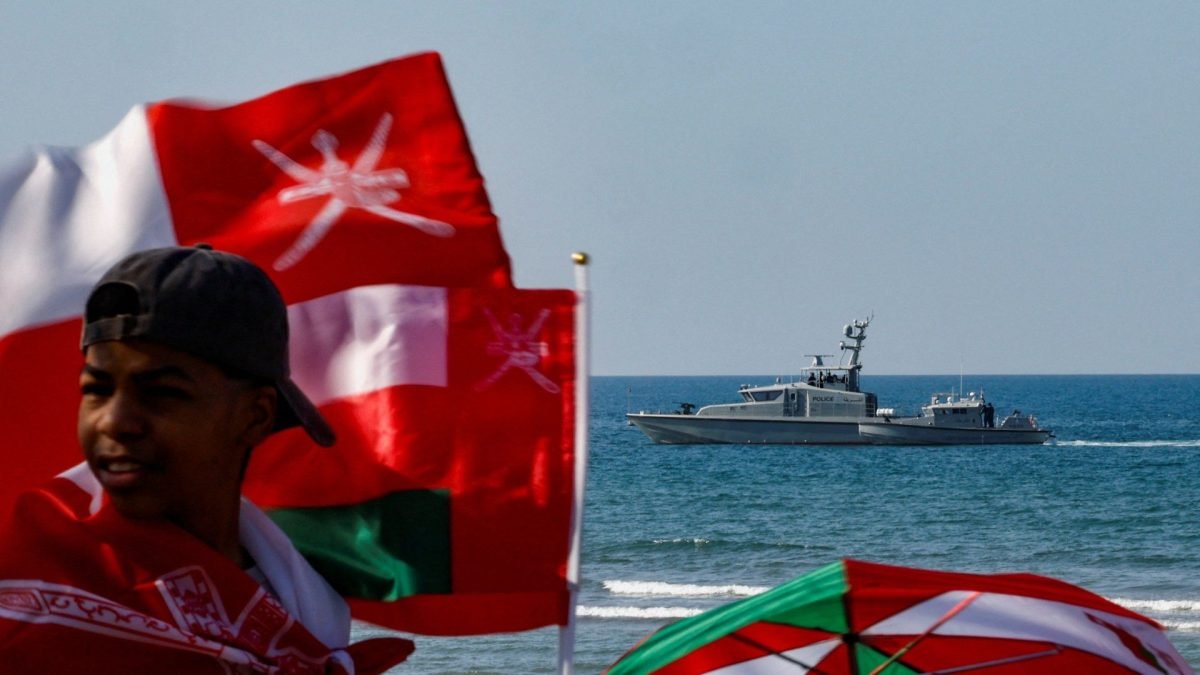 مسقط في عين العاصفة: تصريحات ترامب تضع الدور العماني على المحك 3 وزير الخارجية العماني بدر البوسعيدي يلتقي مسؤولين أمريكيين في جنيف