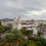 صورة لمدينة سبتة تطل على البحر مع إشارة إلى موقعها الاستراتيجي كبوابة للمغرب