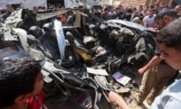 صورة مركبة تعبر عن قضايا الشرق الأوسط والعلاقات الدولية، تشمل رموزاً للتكنولوجيا والسياسة.