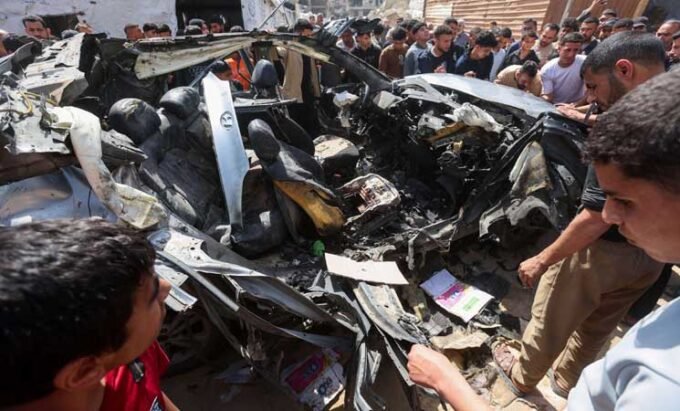 صورة مركبة تعبر عن قضايا الشرق الأوسط والعلاقات الدولية، تشمل رموزاً للتكنولوجيا والسياسة.