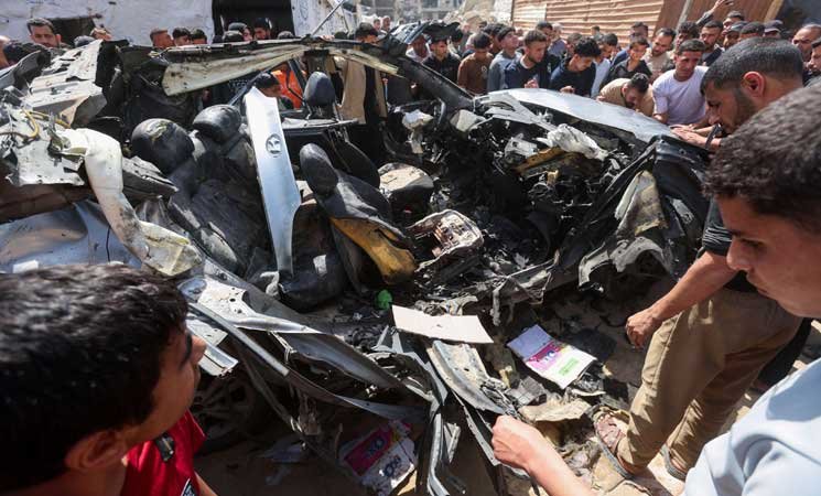 صورة مركبة تعبر عن قضايا الشرق الأوسط والعلاقات الدولية، تشمل رموزاً للتكنولوجيا والسياسة.