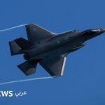 طائرة مقاتلة أمريكية من طراز F-35 Lightning II، ترمز للقدرات العسكرية في المنطقة.