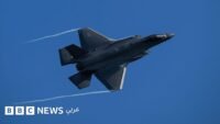 طائرة مقاتلة أمريكية من طراز F-35 Lightning II، ترمز للقدرات العسكرية في المنطقة.