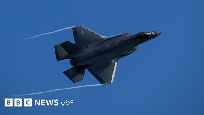 طائرة مقاتلة أمريكية من طراز F-35 Lightning II، ترمز للقدرات العسكرية في المنطقة.