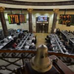 صورة أرشيفية للبورصة المصرية تظهر شاشات عرض الأسعار والنشاط التجاري.
