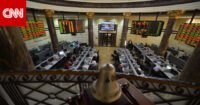صورة أرشيفية للبورصة المصرية تظهر شاشات عرض الأسعار والنشاط التجاري.
