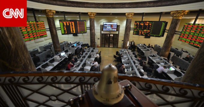 صورة أرشيفية للبورصة المصرية تظهر شاشات عرض الأسعار والنشاط التجاري.