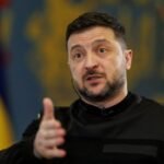 الرئيس الأوكراني فولوديمير زيلينسكي ورئيس الوزراء البريطاني ريشي سوناك يناقشان العقوبات على روسيا.