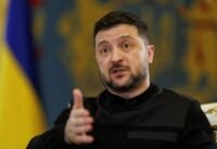 الرئيس الأوكراني فولوديمير زيلينسكي ورئيس الوزراء البريطاني ريشي سوناك يناقشان العقوبات على روسيا.