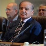 رئيس وزراء باكستان شهباز شريف يصافح نظيره الصيني لي تشيانغ في بكين.