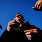 الرئيس البرازيلي السابق جايير بولسونارو ومبنى المحكمة العليا