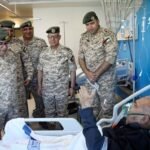 صورة لكبار ضباط القوات المسلحة الأردنية وهم يزورون المرضى في أحد المستشفيات العسكرية خلال عيد الأضحى.